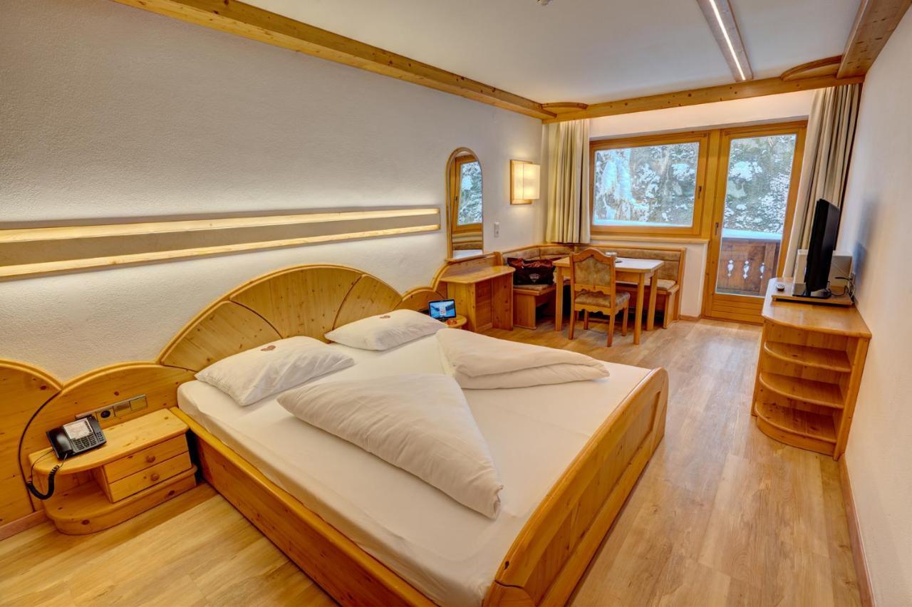 Alpenbad Hotel Hohenhaus Tux Room photo
